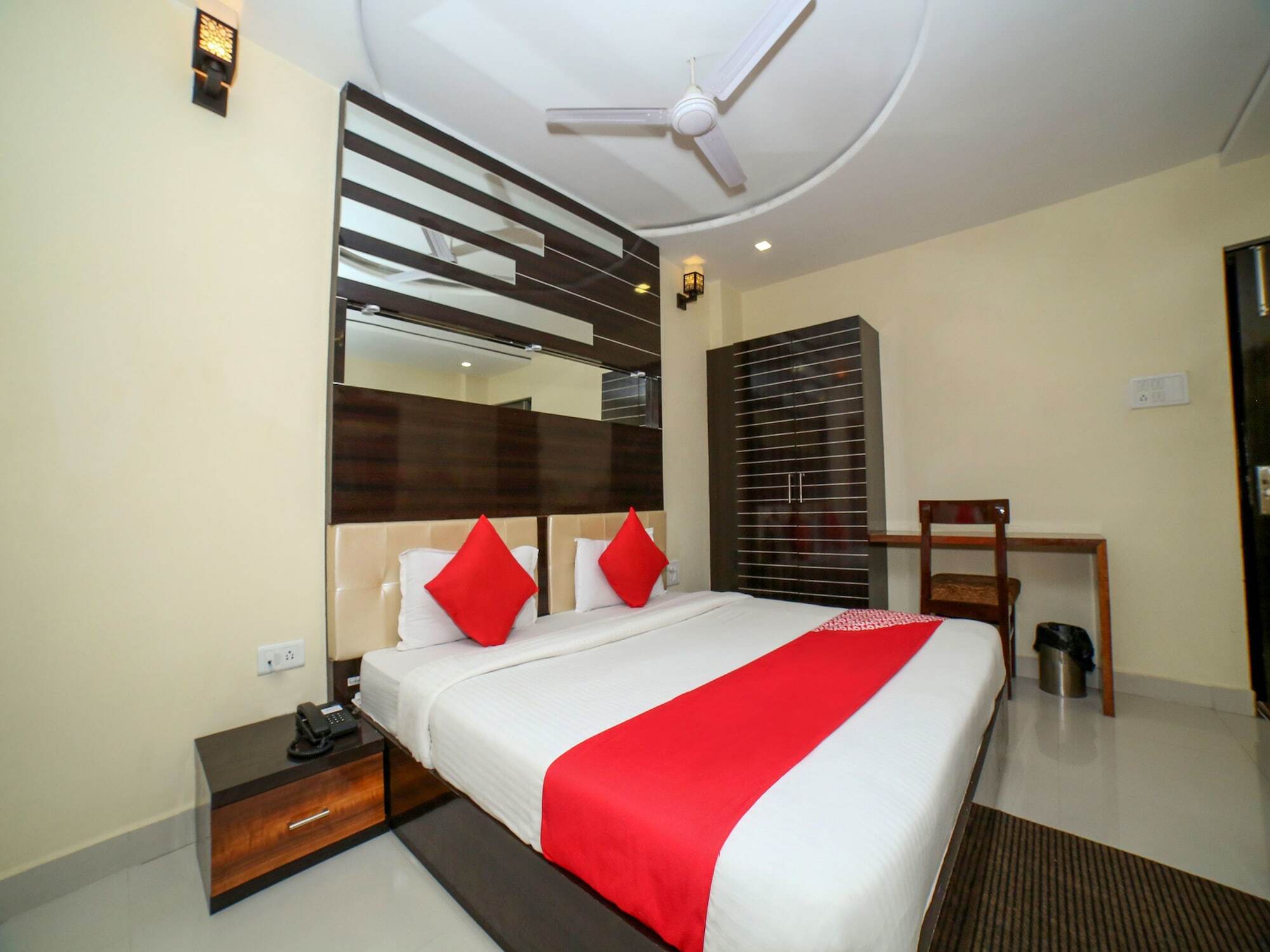 Oyo 7367 Hotel Dessert Palm Gwalior Esterno foto